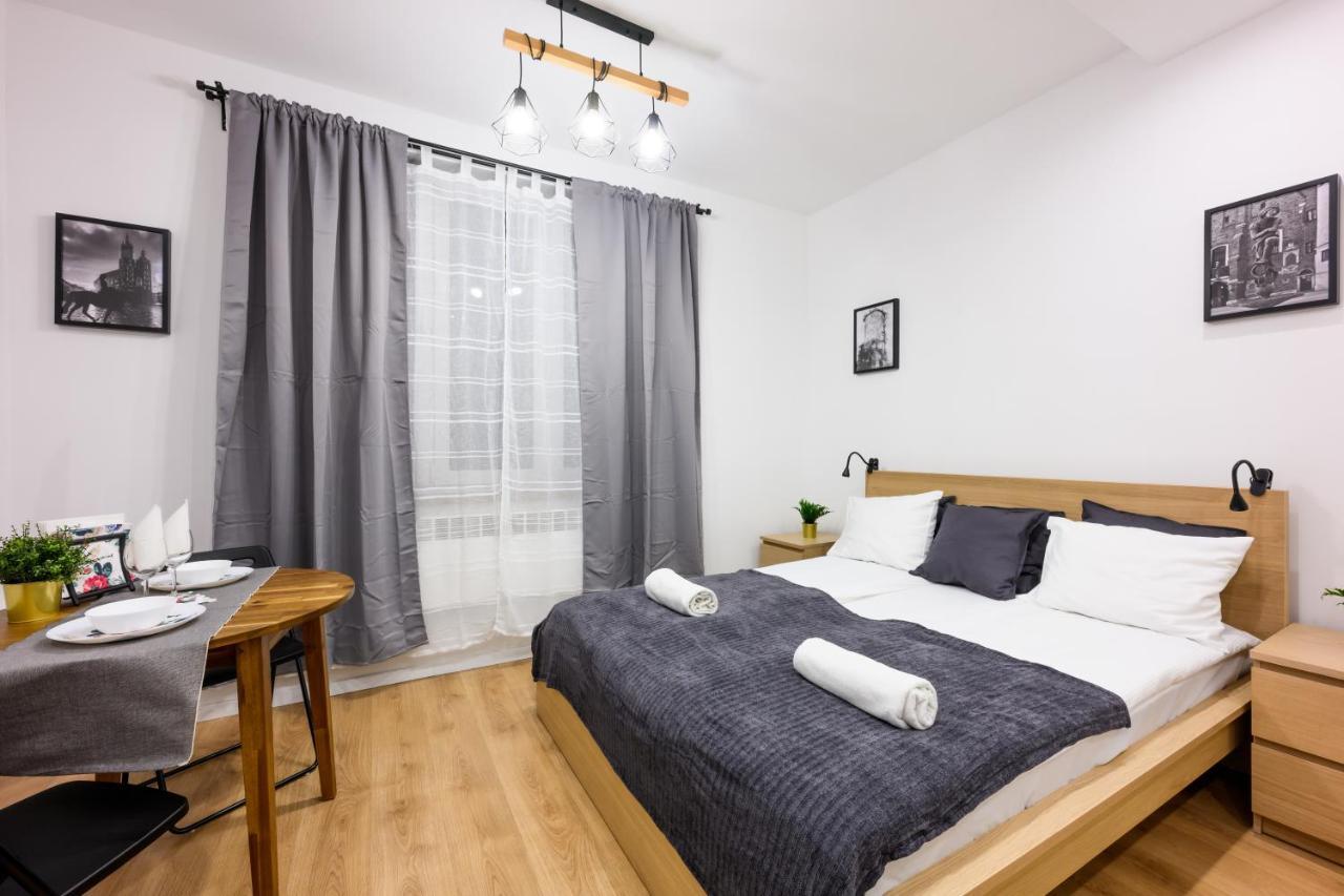 Cracow Rent - Spacious For 2-7 People In Quiet Area - Kolberga Street Nr 3 - 10 Min To Main Square By Foot * Krakau