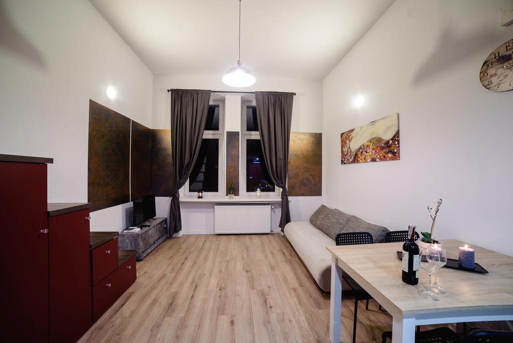 Cracow Rent - Spacious For 2-7 People In Quiet Area - Kolberga Street Nr 3 - 10 Min To Main Square By Foot Aparthotel