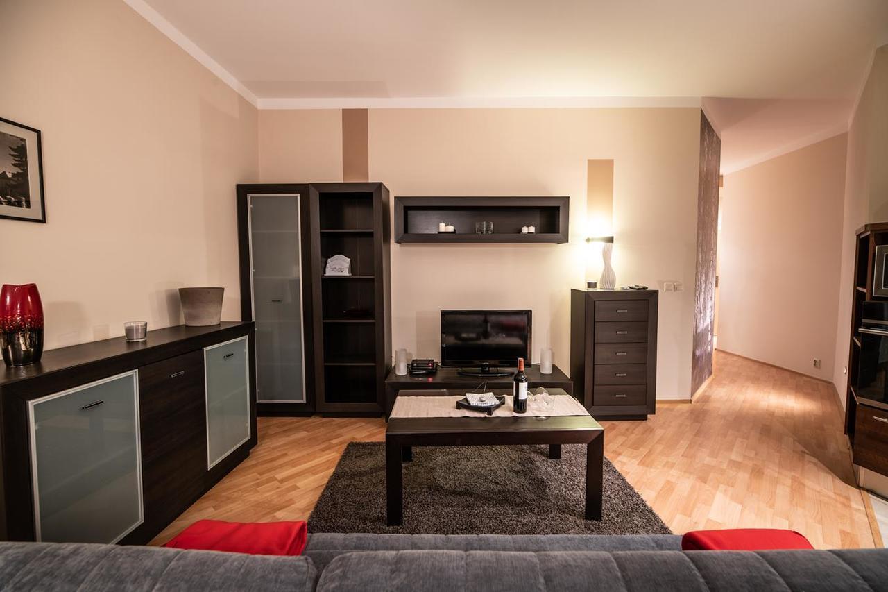 Cracow Rent - Spacious For 2-7 People In Quiet Area - Kolberga Street Nr 3 - 10 Min To Main Square By Foot * Krakau